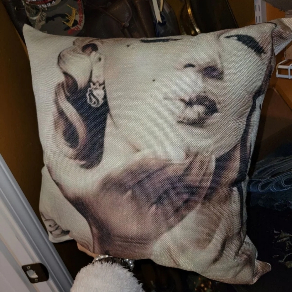 Marilyn monroe throw pillow home decor
